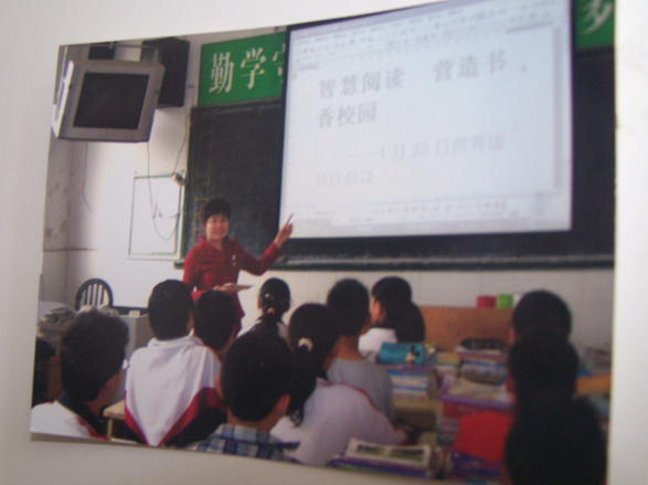 图1：徐玲馆长给学生小馆员上课。